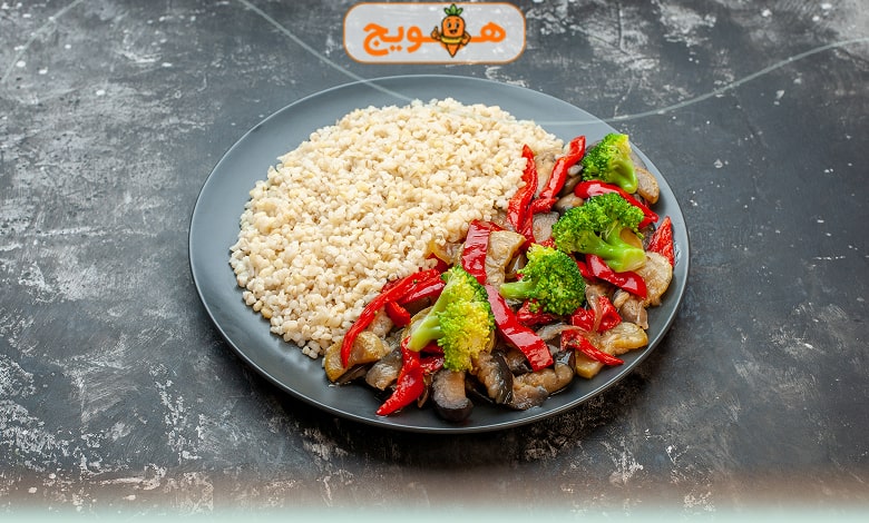 شام رژیمی گیاهی با برنج قهوه‌ای همراه با سبزیجات