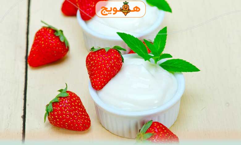 دسر ماست و توت فرنگی